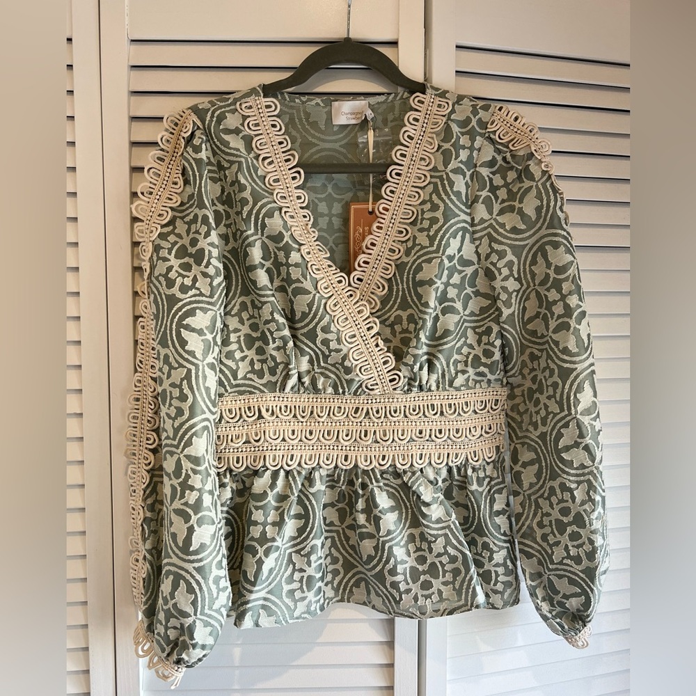CHAMPAGNE & STRAWBERRY-Elegant Green Lace Trim Blouse